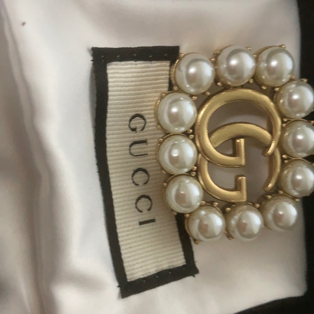 Gold toned GG logo Brooch surrounded by faux pearls